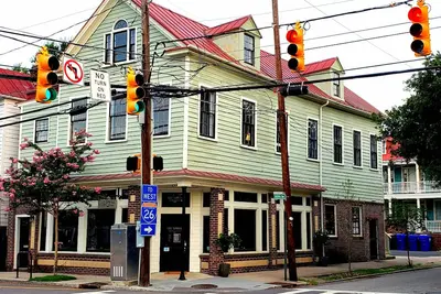 Image de Historic Downtown Building - Double Living Spaces!