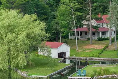 Image de Lakeside 6-bedroom Cottage with Harbor