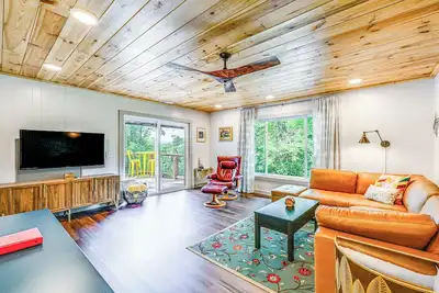 Image de Renovated Franklin Home w/ Mountain-View Deck!