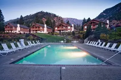 Golf Course View Condo • Quick Walk to Downtown Leavenworth & Resort Pools!
