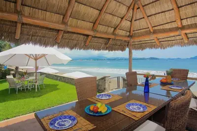 Image de Right on beautiful sandy beach in gated community