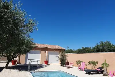 Image de Charmant studio avec terrasse et piscine. \nPour deux personnes. Chien accepte.