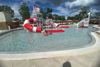 Image de Caravane 'Valras Plage 5 Étoiles' avec piscine partagée, Wi-Fi et climatisation