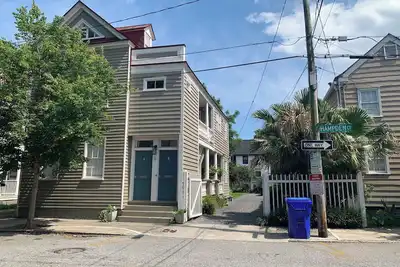 Image de 3-bedroom, 2-bath apartment w/ Wi-fi, off-street parking, Ac, W/D