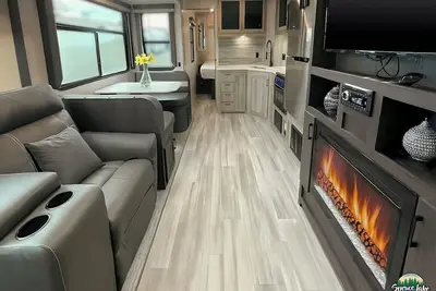 Image de Rv 8   Lake view with double over double bunks for the kids!