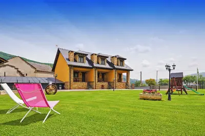 Appartement 'El Hechizo' avec vue sur la montagne, piscine partagée et Wi-Fi