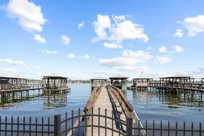 Image de Anchors Aweigh Families, Couples, Groups-Private Dock. 1pm check out!