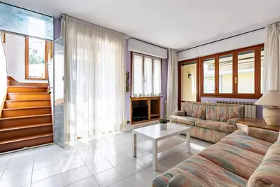 Image de Spacious apartment of approximately 140 sqm, able to accommodate up to 4 people, located on the second floor of a building with lift (steps to access it). The property is located in a quiet area in the heart of Viareggio centre, a few minutes walk from th