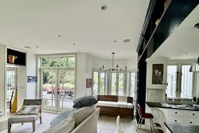 Image de A luxury country farmhouse minutes from Downtown, Vancouver.