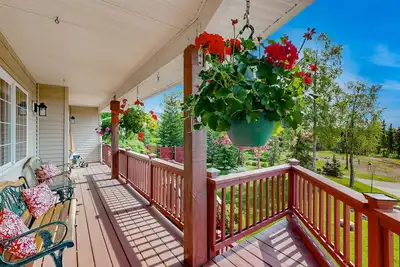 Image de Cozy apartment with large deck with views, hot tub & wood stove