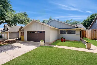 Image de Cozy home with enclosed backyard and fire pit - Dog-friendly