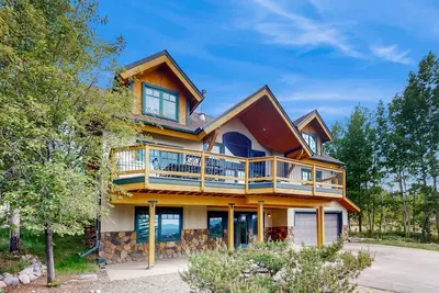 Image de Cabin retreat with rustic charm, mountain views, Grill, Deck, and Patio