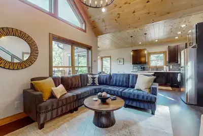 Image de Modern Luxe Cabin w/Hot Tub, Mountain Views, Game Room, +Free Attraction Tickets
