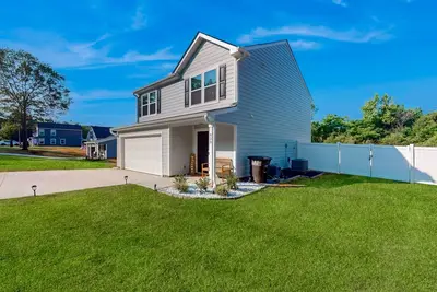 Image de Newly built house with private putting green, fenced in yard + dog friendly