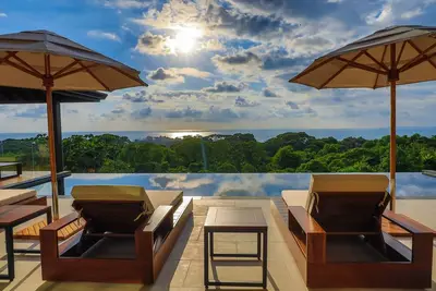 Image de Villa de luxe de rêve avec vue sur la jungle et l'océan, avec piscine.