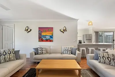 Image de Spacious 4-Bed Home 2-Min to the Beach