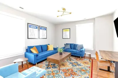 Image de Stay, Play and Pass Go at the Monopoly Penthouse!