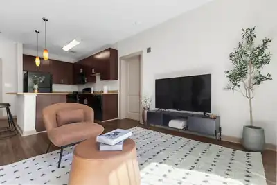 Image de 347 Homey 2br Apt w/ Free Parking + Pool + Gym Access!