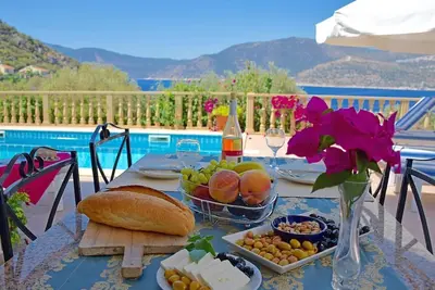 Image de Luxury four bedroom villa with private pool and roof terrace five mins from sea