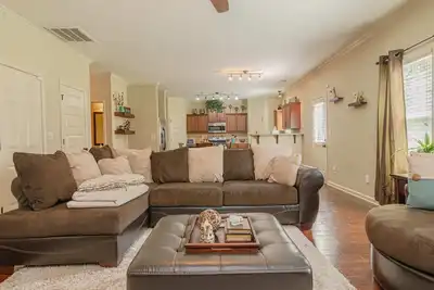 Image de 4br•Sleeps10•PoolTable•Grill•Parking•Near Ft Moore