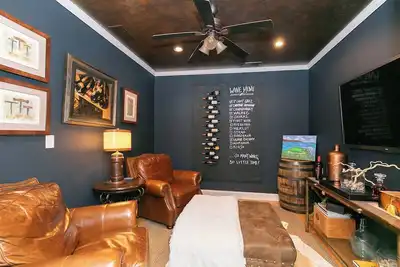 Image de Spacious Mableton retreat featuring a full basement lounge, multiple outdoor spaces including a screened porch, and all the modern comforts of home. Just mins from Six Flags, The Battery, and downtown Atlanta—perfect for short or extended stays.