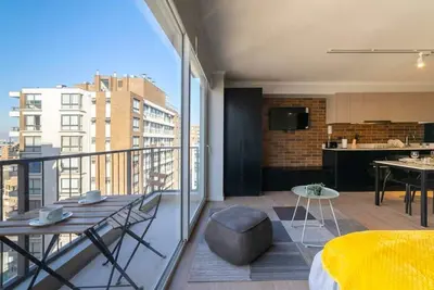 Chic Studio Retreat Steps from Costanera Center