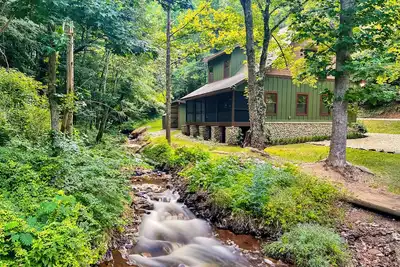 Image de LaurelCreekL: Water View, Secluded, Yard, Hot Tub, Wifi, Games, near Attractions