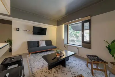 Elegant apartment steps away from Salvador Station