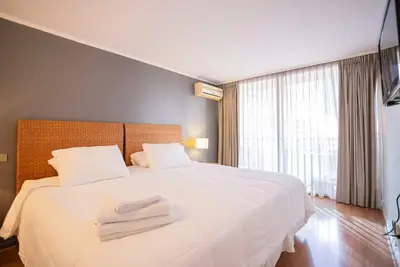 Image de Spectacular Views from a Modern Apartment