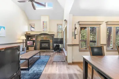 Image de Just Steps from Resort Shuttle & Great Amenities like Shared Pool & Hot Tubs