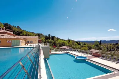 Appartement à Callian : piscine, lac, golf, vignobles, clim, idéal pour 4 - Animaux bienvenus!