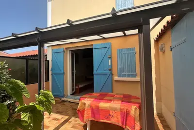 Image de Charmante Villa T3 Mezzanine Climatisée - Terrasse - 400m de la Plage - 6p - Parking