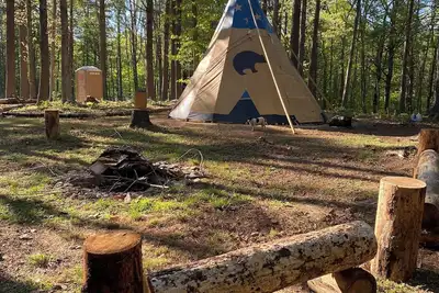 Image de Sleep under the trees in a Native American Tipi - off-grid glamping experience!