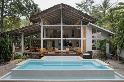 Image de Gorgeous beachfront villa with private pool