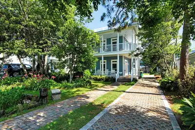 Image de Da Breeze | Rooftop Balcony • Walk to Beach • Fenced Backyard • Crystal Beach Co