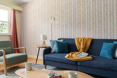 Image de Chic | King Bed | Family Items & Games | Dogs ok