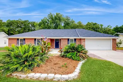 Image de Charming home with large yard, fire pit, Ac close to Outlet Mall and Airport