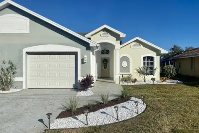 Image de Beautiful Saltwater Front Home with a Private Pool!