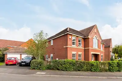 Image de Pass the Keys | Spacious 4Bed Warwick Family Home, with Parking