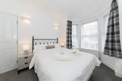 Image de 26 Grange Avenue · Bright House with Garden & Office Space| Pass the Keys