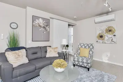 Image de Modern 1-Bd Apartment#Desk#Fast WiFi#Walk to Uptown#Keurig+Coffee#Roku Tv