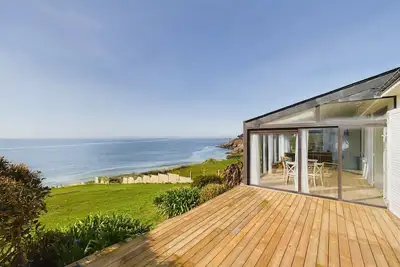 Image de -Azel- Maison surplombant l'océan