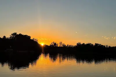 Image de Lakefront home  in lovely Rockford with dock, sandy beach, deck, fire pit & wifi☀️