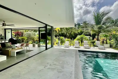 Image de Modern Luxury at The Green 13, beachfront living with Golf Range & StarLink WiFi