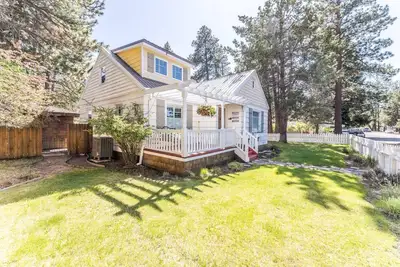 Image de Minutes walk to Downtown, Whychus Creek—4-bedroom, cozy cottage/Private Sauna.