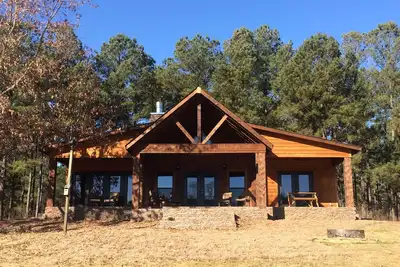 Image de Luxury Cabin on private estate only minutes from Tuscaloosa!