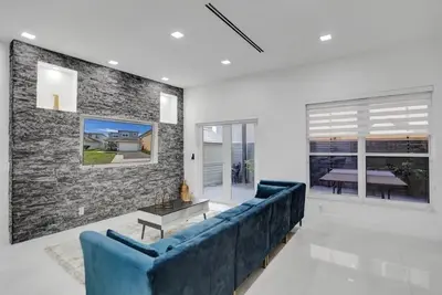 Image de 4 Bedroom Designer Home Next to Shul and Community Pool by RedAwning