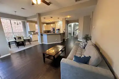 Image de Tall, Bright and Handsome in Addison!