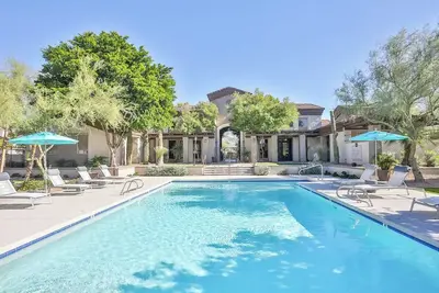 Image de 1139 Modern 2br+2Bath Apt w/ WiFi+Parking+Pool Access