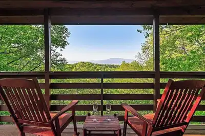 Image de Romantic, Private Cabin in Smokies w/view, Hot Tub and Firepit!